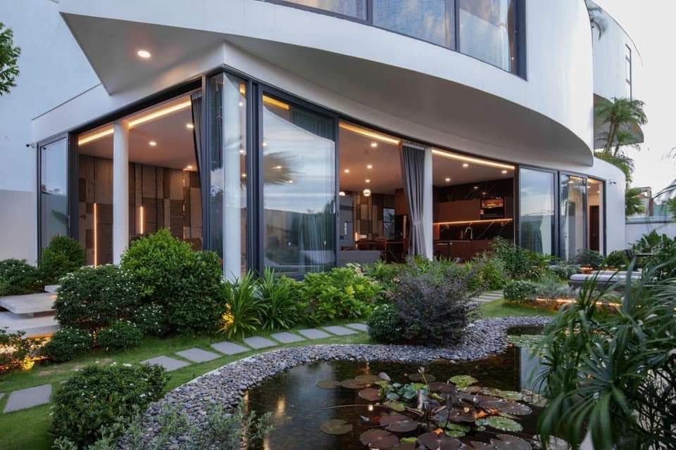 Không giản mở của ngôi nhà với nhiều ánh sáng tự nhiên, tầm nhìn đẹp với thiết kế cửa slim Không giản mở của ngôi nhà với nhiều ánh sáng tự nhiên, tầm nhìn đẹp với thiết kế cửa slim