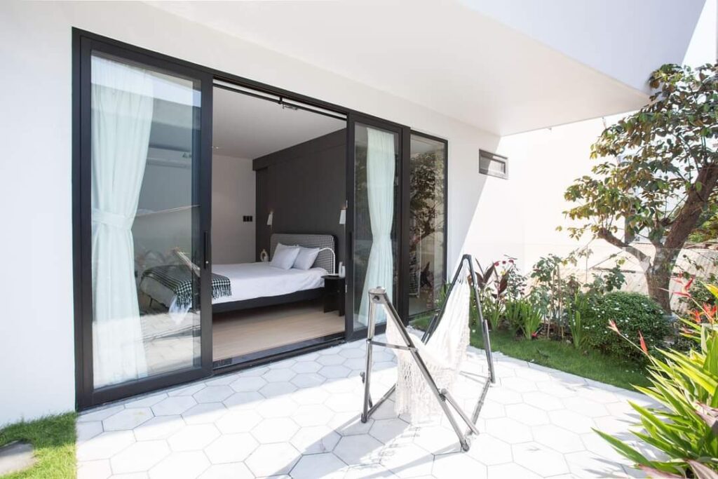 Cửa slim là hệ thống cửa gồm kính, khung nhôm cao cấp, ray lùa, phụ kiện, khóa Cửa slim là hệ thống cửa gồm kính, khung nhôm cao cấp, ray lùa, phụ kiện, khóa