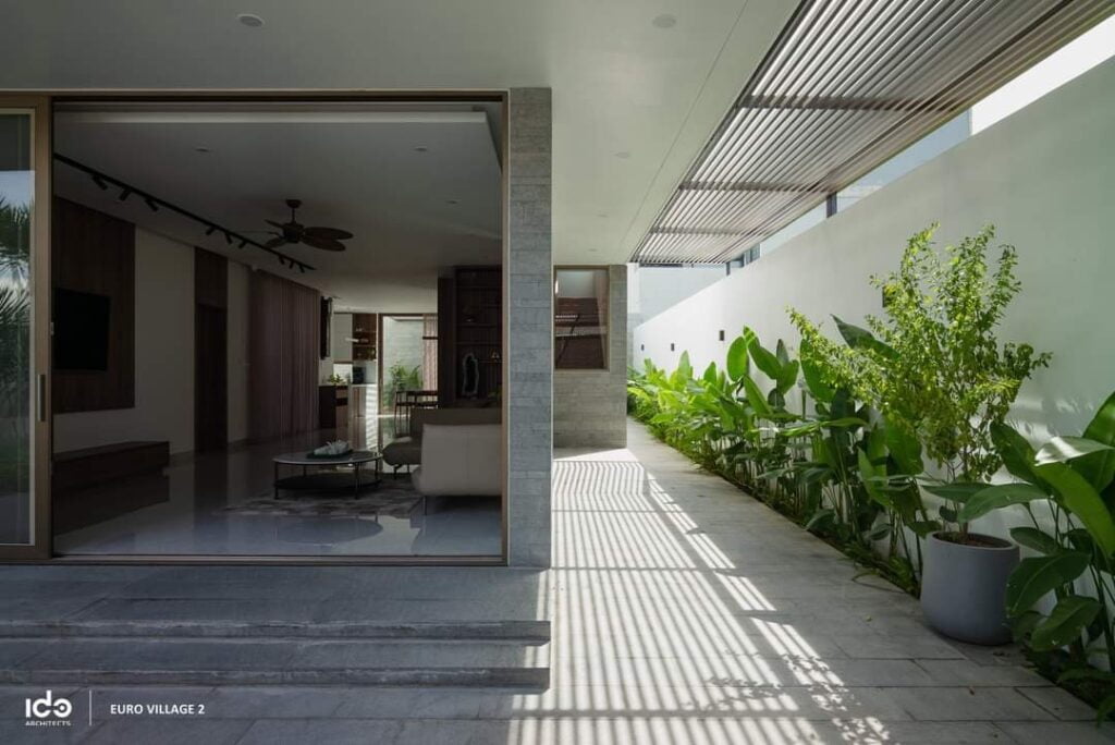 Ngoài ra hệ thống cửa slim có thể tích hợp lưới chống muỗi Ngoài ra hệ thống cửa slim có thể tích hợp lưới chống muỗi