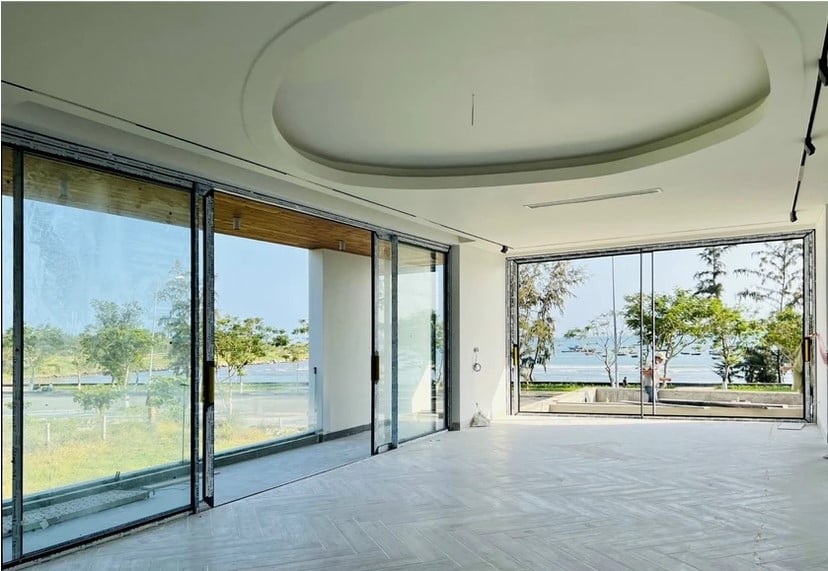 Cửa lùa slim không ray dưới 1 cánh mang lại nét tinh tế và mang trọn ánh sáng tự nhiên