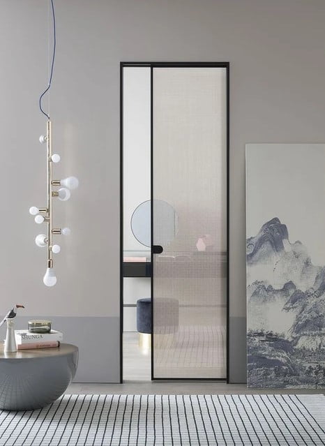 Cửa lùa slim kính sọc tạo sự riêng tư nhưng vẫn gắn kết tổng thể Cửa lùa slim kính sọc tạo sự riêng tư nhưng vẫn gắn kết tổng thể