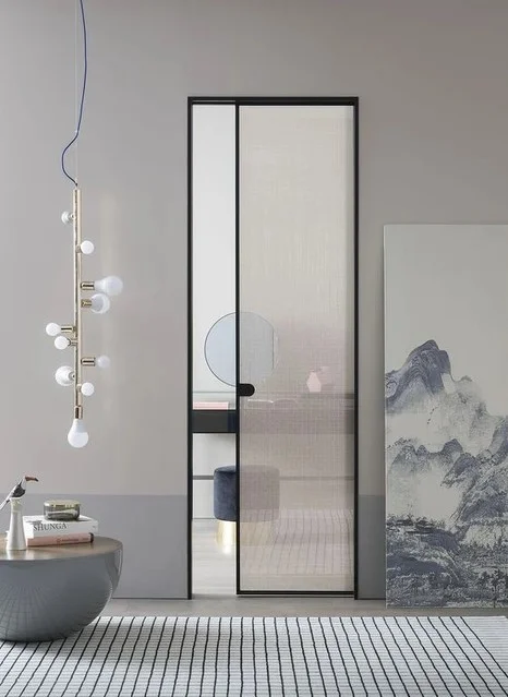 Cửa lùa slim kính sọc tạo sự riêng tư nhưng vẫn gắn kết tổng thể