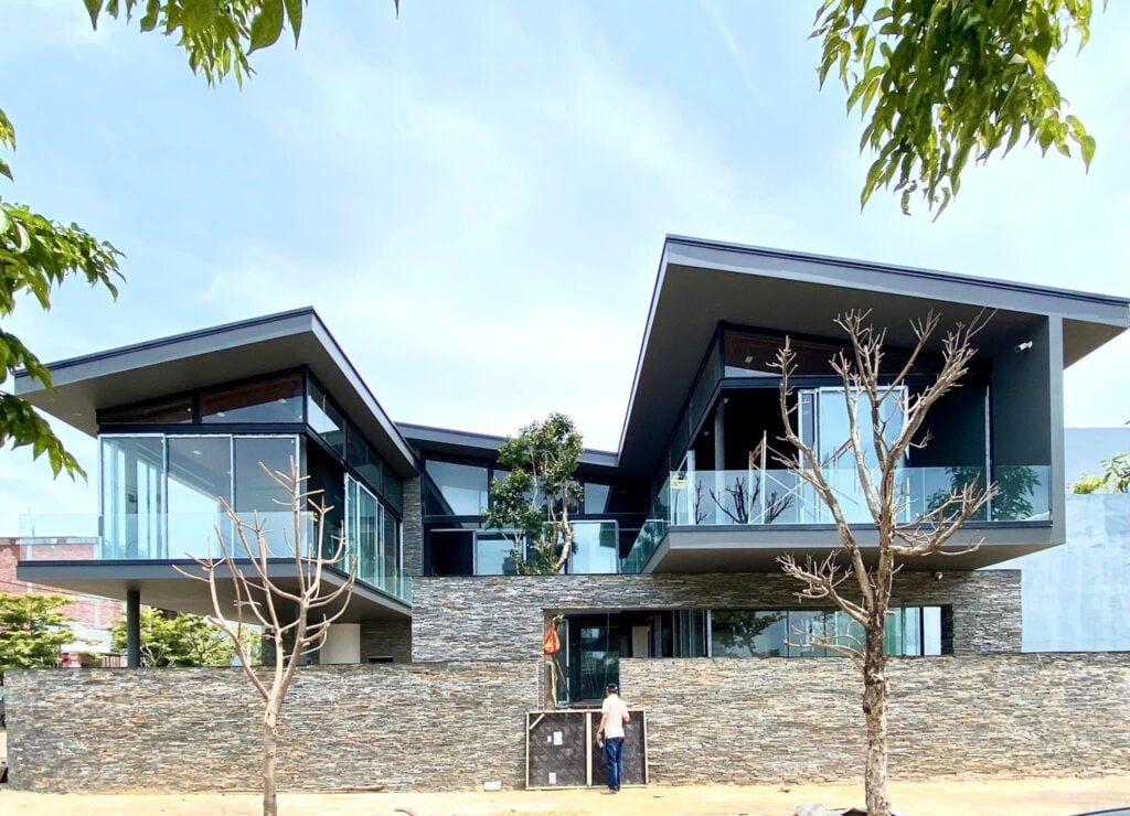 Công năng đa dạng nên cửa lùa slim hầu như được sử dụng triệt để khi xây dựng biệt thự