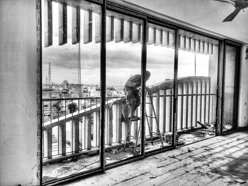 Quy trình lắp đặt cửa lùa slim Atarashi Window được thực hiện rất cẩn trọng