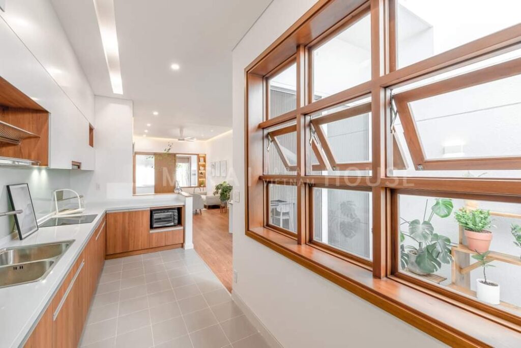 Nên lắp lưới chống muỗi ở cửa số, cửa chính để ngăn chặn côn trùng xâm nhập