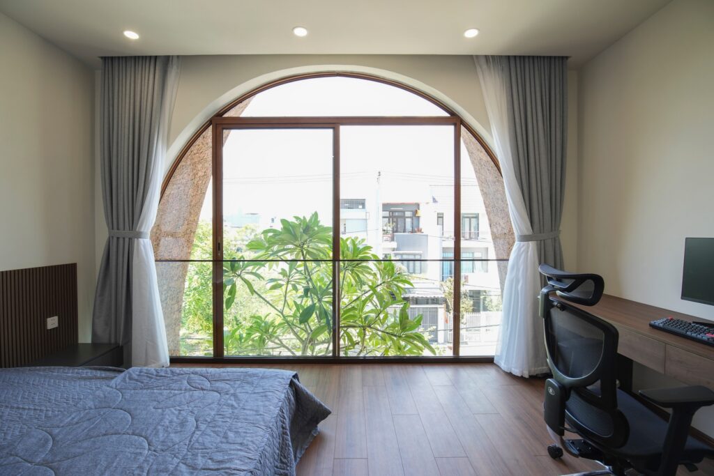 Cửa lùa nhôm kính slim dạng xếp không trụ phù hợp không gian mở panorama