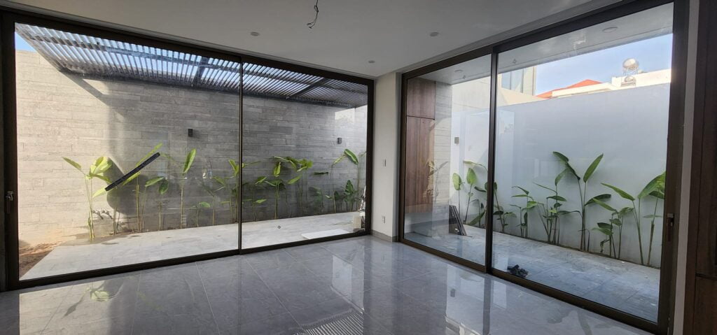 Cửa lùa nhôm kính slim siêu trường có khả năng chịu được sức gió lên tới cấp 15