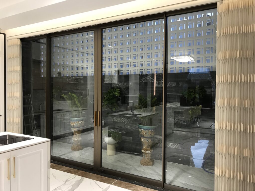 Cửa lùa nhôm kinh slim nội thất mang lại nhiều ánh sáng vào gian phòng