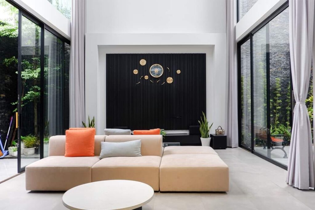 Cửa lùa slim có ray dưới Atarashi Window sử dụng hệ khung nhôm siêu mỏng kết hợp bộ khung kính cường lực trắng mỏng tạo thành thiết kế lạ mắt và rất tinh tế.