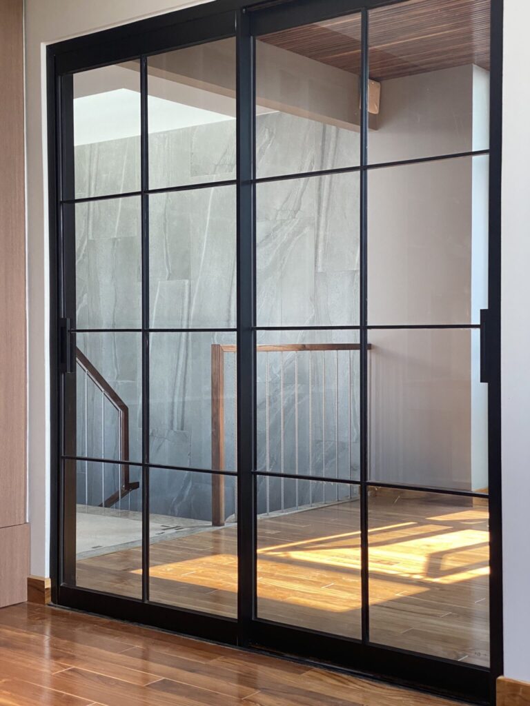  Khung nhôm cao cấp ngoại nhập giúp cửa luôn chắc chắn trong điều kiện khắc nghiệt