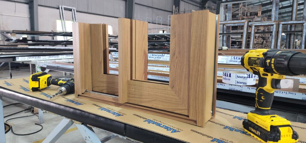 Nhiều màu sắc có sẵn dễ dàng lựa chọn thay vì chỉ một màu bạc trắng của kim loại