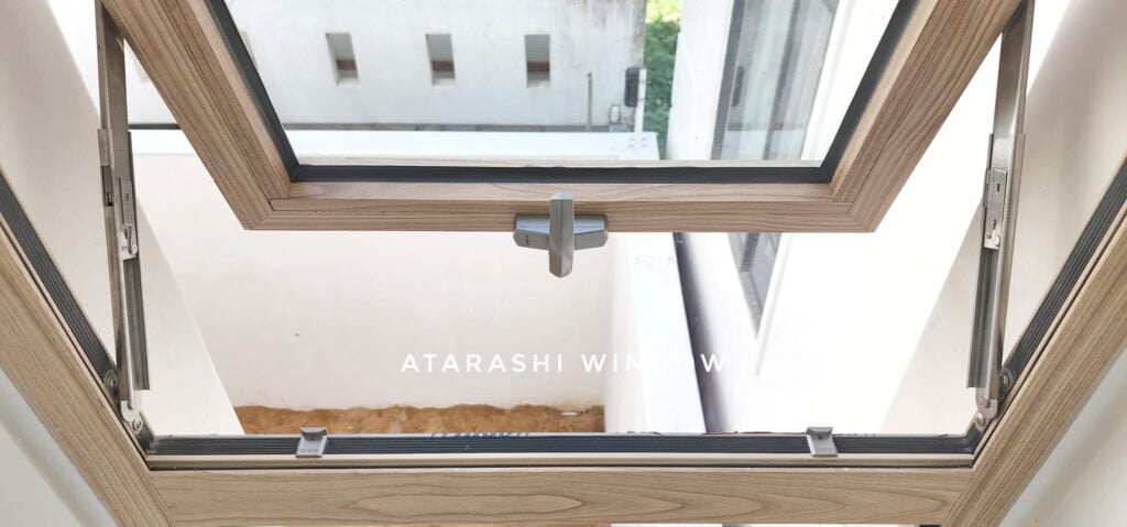 Cửa lùa slim chống muỗi được dùng làm cửa chính, cửa sổ sử dụng vân gỗ rất đẹp