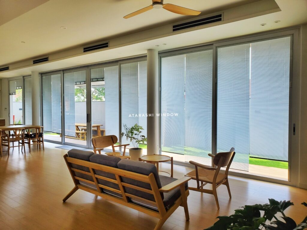 Rèm trong kính cũng là sản phẩm được sử dụng rộng rãi với những ngồi nhà sân vườn