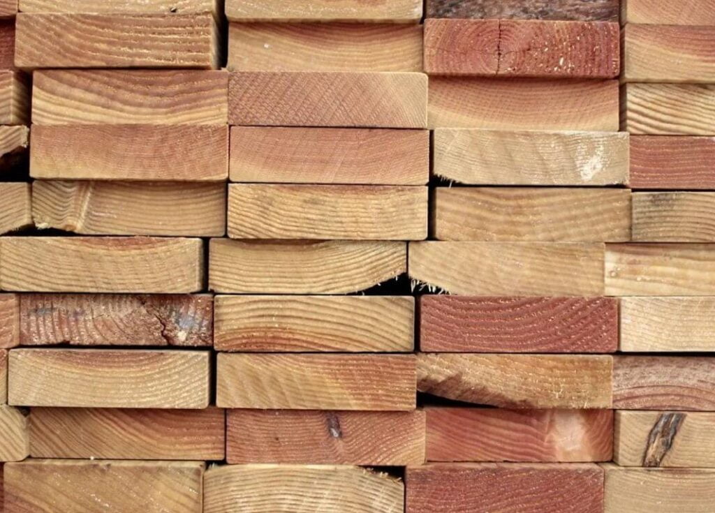 Cửa làm từ gỗ truyền thống có độ bền tới trăm năm nếu dùng cây gỗ quý hiếm