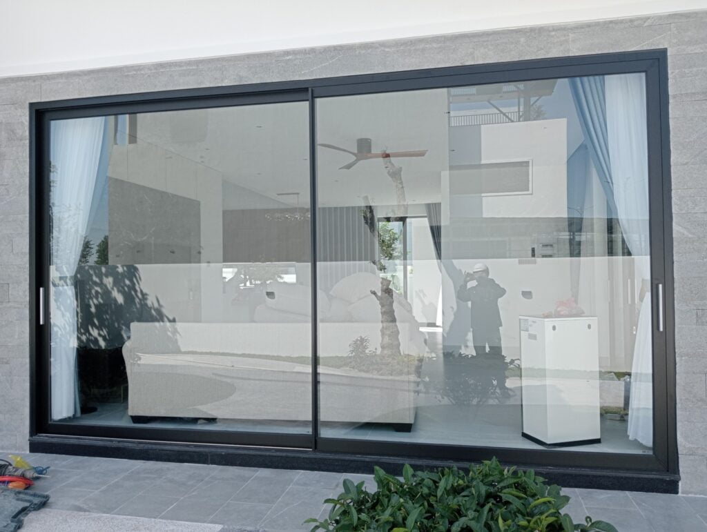 DLX100-20 thiết kế liền khối đơn giản mang lại nhiều ánh sáng tự nhiên DLX100-20 thiết kế liền khối đơn giản mang lại nhiều ánh sáng tự nhiên