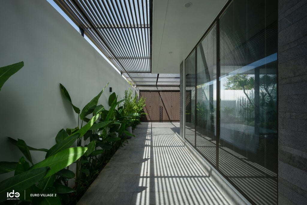 Diện tích mở tối đa vì vậy nên được che chắn bởi tường để giữ sự riêng tư Diện tích mở tối đa vì vậy nên được che chắn bởi tường để giữ sự riêng tư