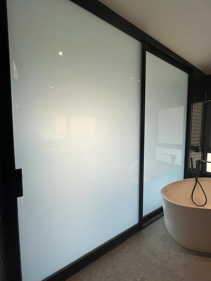 Kính điện thông minh đổi màu là loại kính có khả năng thay đổi độ trong suốt Kính điện thông minh đổi màu là loại kính có khả năng thay đổi độ trong suốt