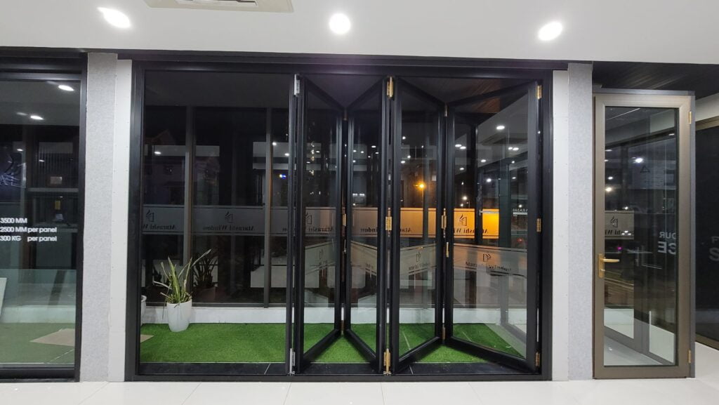 Cửa lùa slim khung nhôm 3 cánh tạo không gian mở panorama đẳng cấp và sang trọng