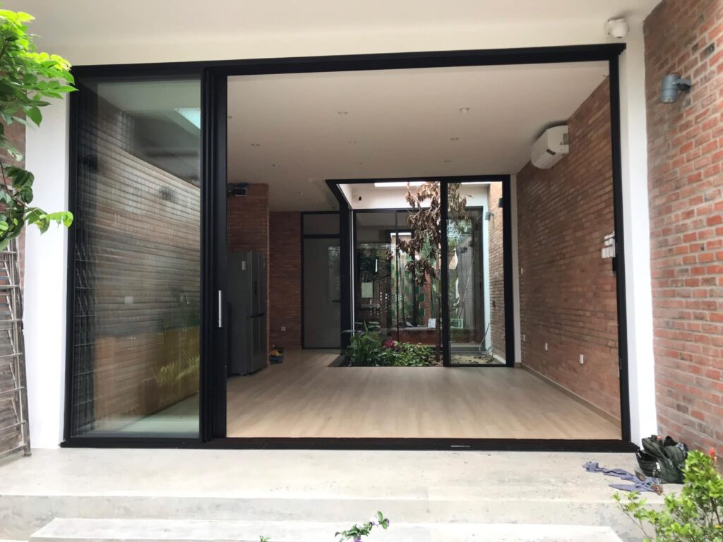 Cửa đi nhôm cao cấp 4 cánh trượt quay