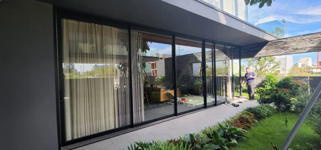 Cửa trượt Panorama mở góc vuông vô cực